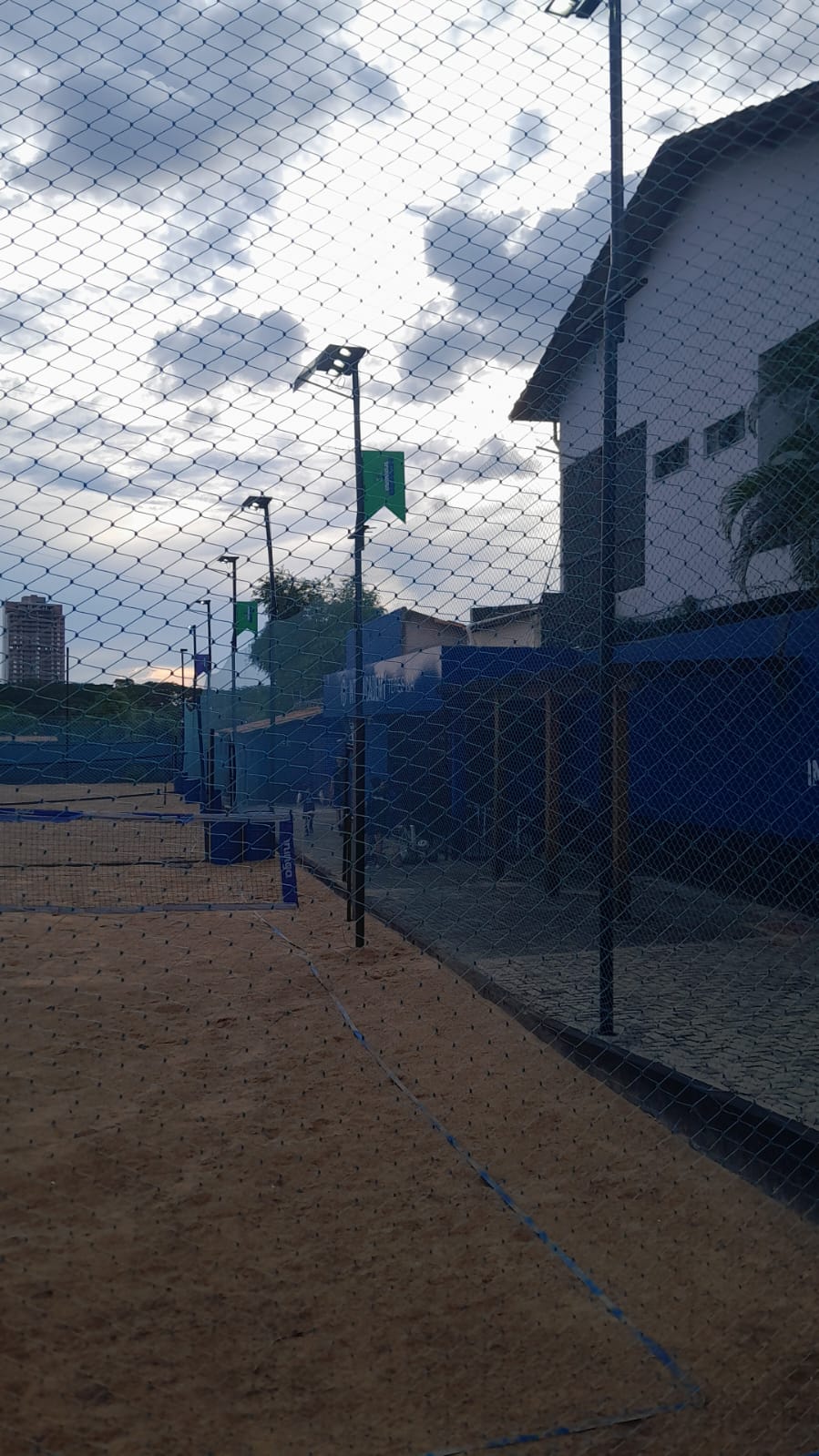 Rede de proteção instalada em janela residencial